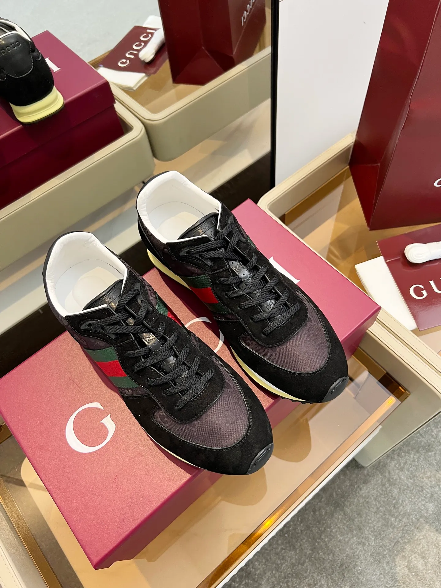 [G Home] P: 660💰 Men's Size: 40-44 (45 custom-made) GUCCI Gucci New Style When classic craftsmanship meets lazy fashion, this pair of Gucci men's casual shoes is the answer to refresh your wardrobe! The shoe body is made of soft calfskin and breathable fabric. Every step is as light as a cloud. The Italian tailoring releases the freedom of your feet, making daily travel a luxurious and comfortable experience. The iconic GG Supreme print on the side of the shoe low-key tells the brand's genes, and the metal horsebit embellishes the tongue, instantly lighting up the minimalist design; the contrasting webbing on the heel adds a smart layer, and the rubber serrated sole combines retro texture with modern anti-slip performance. Whether paired with jeans, a dress or wide-leg trousers, it can be the finishing touch of a look - languid yet sophisticated, effortless yet edgy.